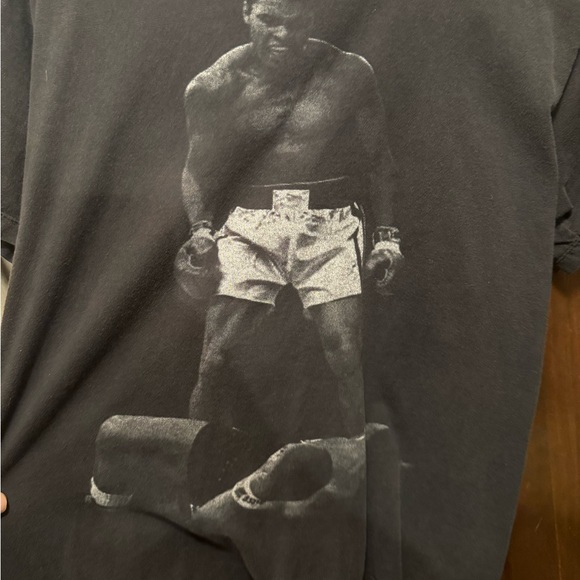 Men’s Size Medium Muhammad Ali Short Sleeve Shirt - Picture 3 of 6